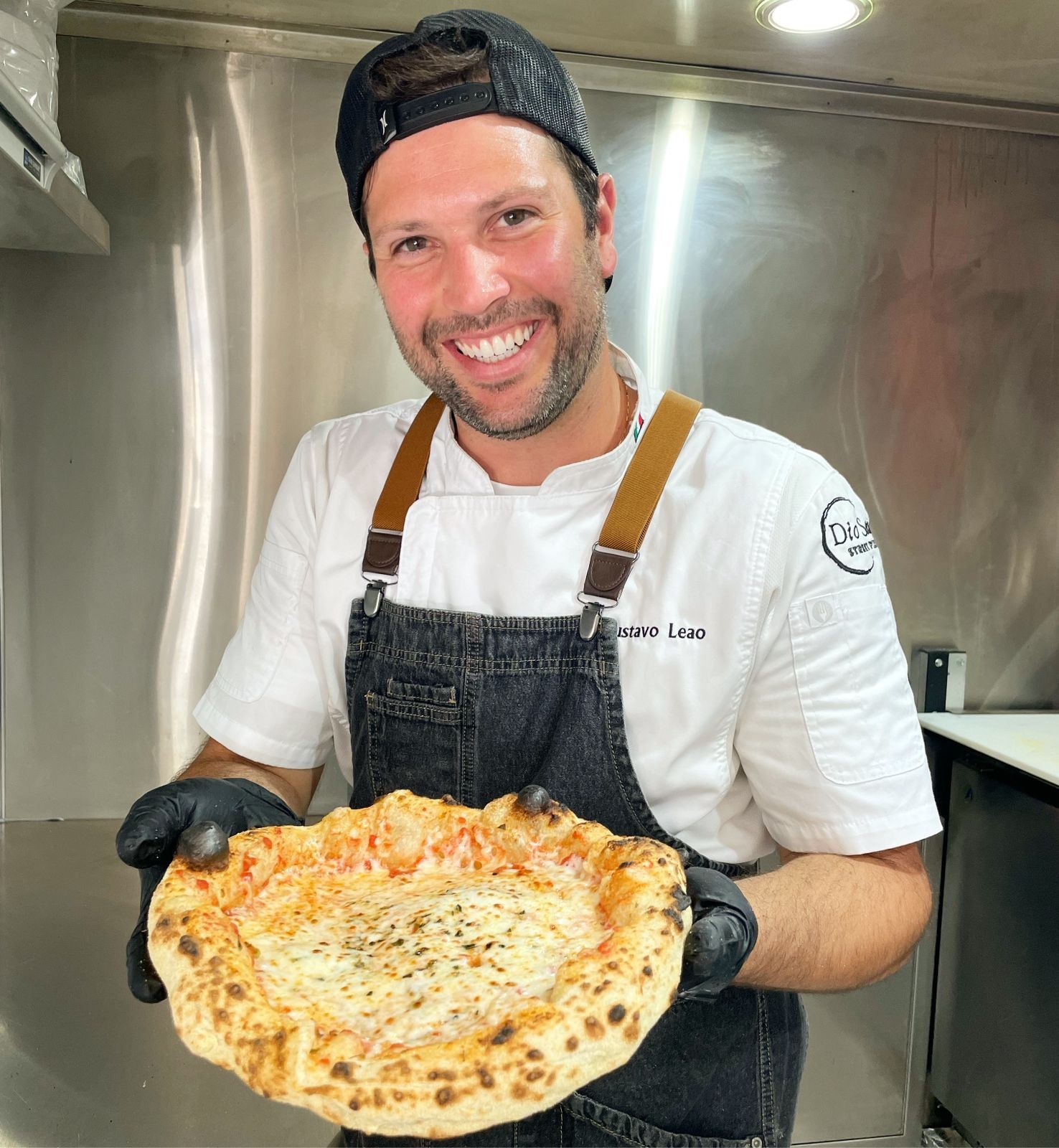 Nos EUA, Gustavo Leão virou chef de cozinha e tem um food truck especializado em pizzas  — Foto: Divulgação