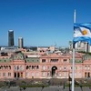 Bandeira da Argentina hasteada em frente ao Palácio Presidencial Casa Rosada - Luis Robayo / AFP