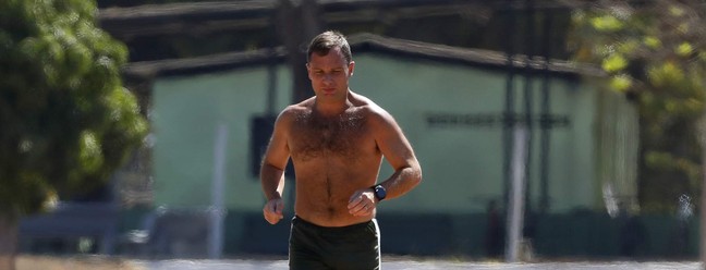 Mauro Cid, antigo ajudante de ordens do ex-presidente Jair Bolsonaro, faz corrida durante a manhã no Quartel da Polícia do Exército, aonde esta preso. — Foto: Cristiano Mariz/Agência O Globo