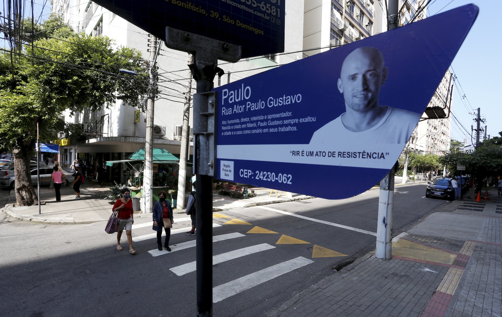 No bairro de Icaraí, a antiga Rua Coronel Moreira César passou a se chamar Ator Paulo Gustavo — Foto: Fabiano Rocha / Agência O Globo