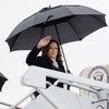 Vice-presidente dos EUA, Kamala Harris, embarca em avião da Presidência - Erin SCHAFF / POOL / AFP