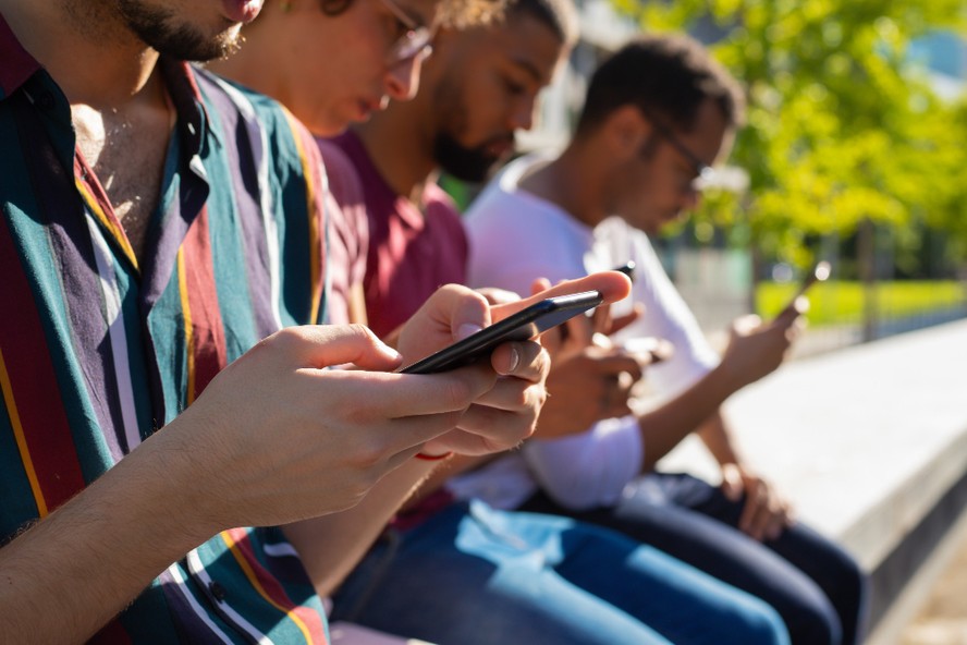 O uso do celular enquanto estamos em movimento deve ser evitado, aconselham pesquisadores