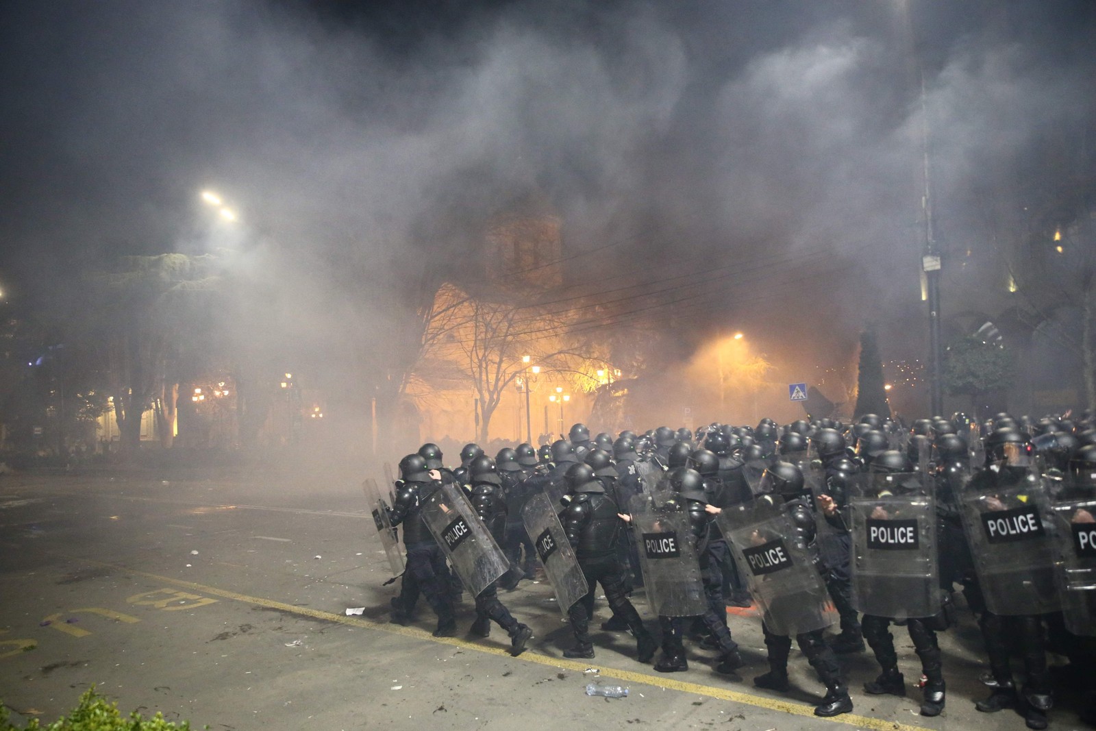 Polícia de choque enfrenta manifestantes em Tbilisi, em protesto contra a lei de "agente estrangeiro", que regulamenta imprensa na Geórgia — Foto: ZURAB TSERTSVADZE/AFP