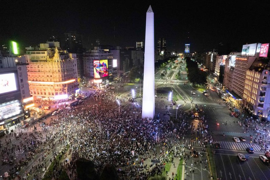 Apoiadores comemoram a vitória de Javier Milei no Obelisco, em Buenos Aires