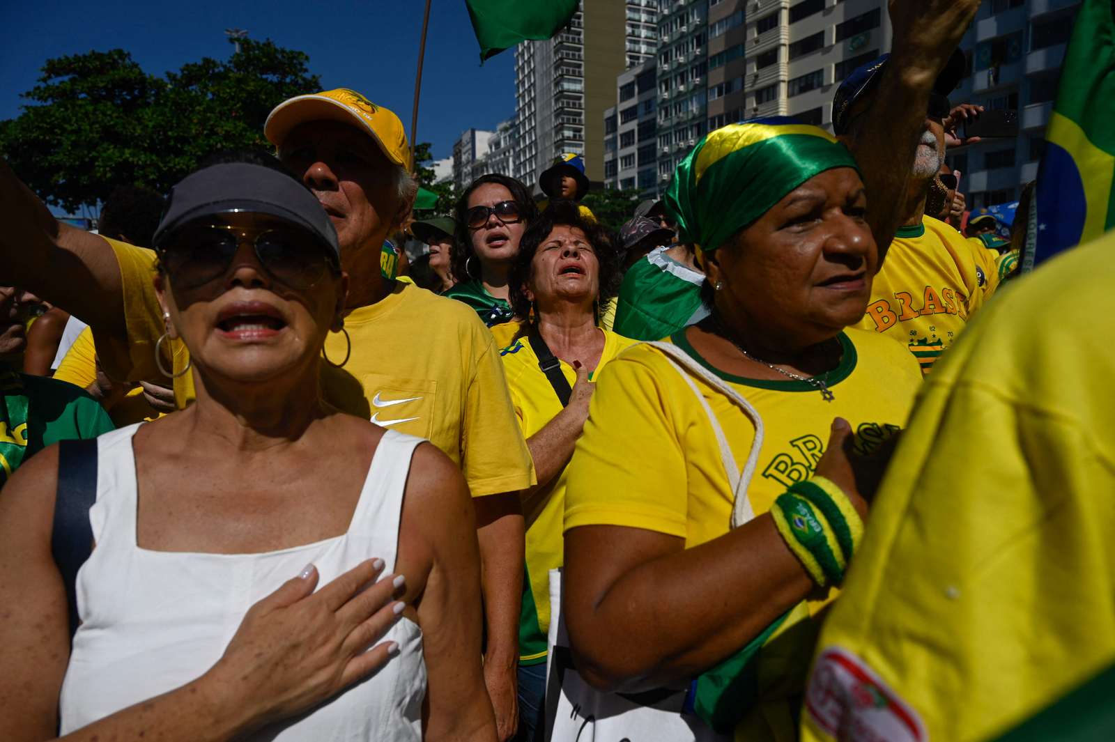 Participantes cantam hino durante ato — Foto: MAURO PIMENTEL/AFP