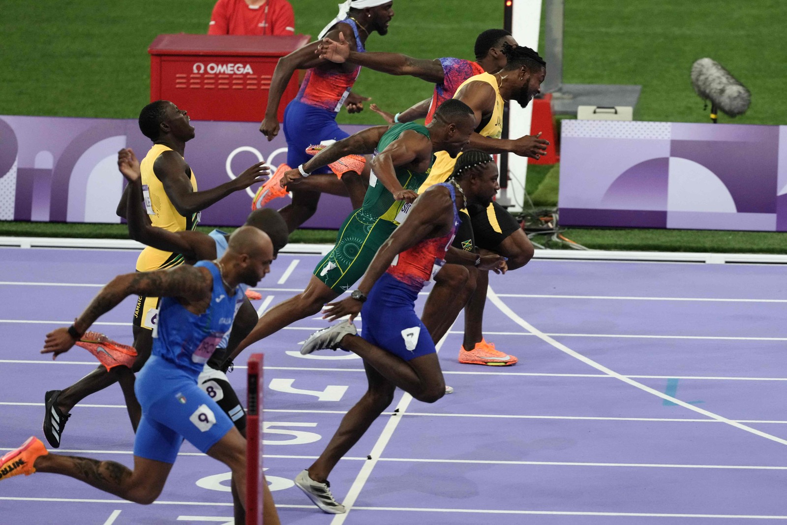 Momento-chave da final masculina dos 100m do atletismo nas Olimpíadas de Paris 2024 — Foto: Dimitar DILKOFF / AFP