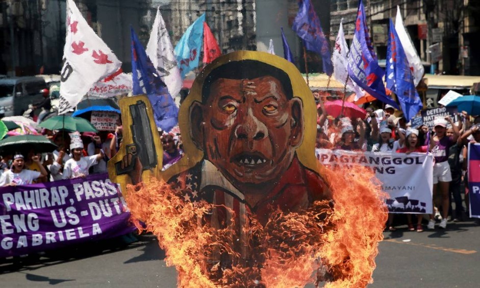 Imagem do presidente das Filipinas, Rodrigo Duterte, é queimada durante manifestação do Dia Internacional das Mulheres, em Manila. Duterte é conhecido por seus comentários misóginos, inclusive em discursos oficiais REUTERS