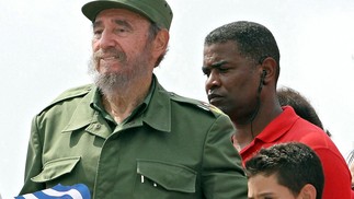 Fidel Castro posa com o sobrevivente do naufrágio Elián González após ato de Primeiro de Maio na Praça da Revolução, em Havana, em 1º maio de 2005  — Foto: Adalberto ROQUE / AFP