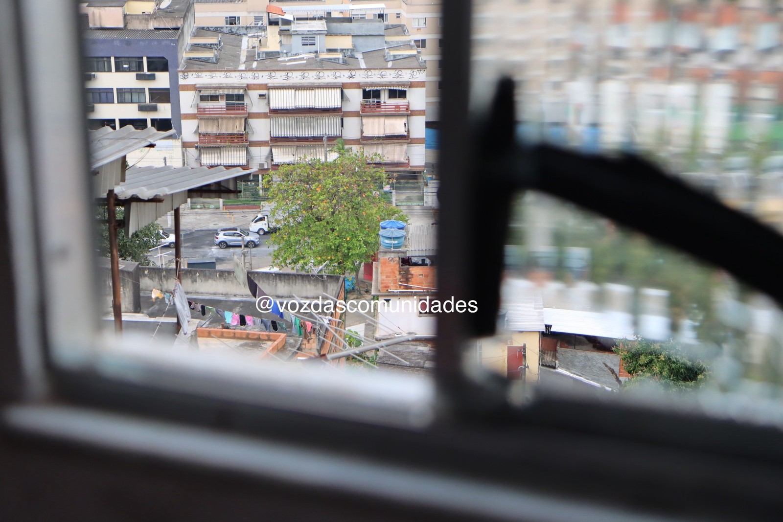 A casa da janela de Eloah Passos tem vista para a rua onde acontecia uma manifestação