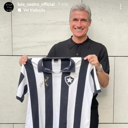 Luis Castro aparece pela primeira vez com a camisa do Botafogo em março de 2022 — Foto: Reprodução / Redes Sociais