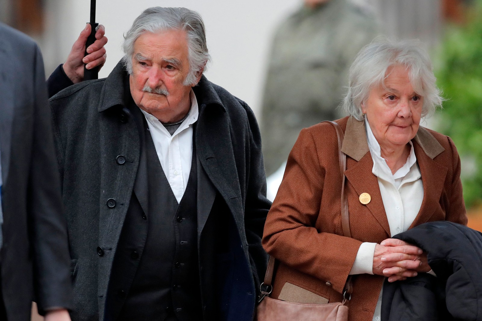 O ex-presidente uruguaio (2015-2015) Jose Mujica e sua esposa e ex-vice-presidente (2017-2020) Lucia Topolansky chegam ao Palácio Presidencial La Moneda — Foto: Javier TORRES/AFP