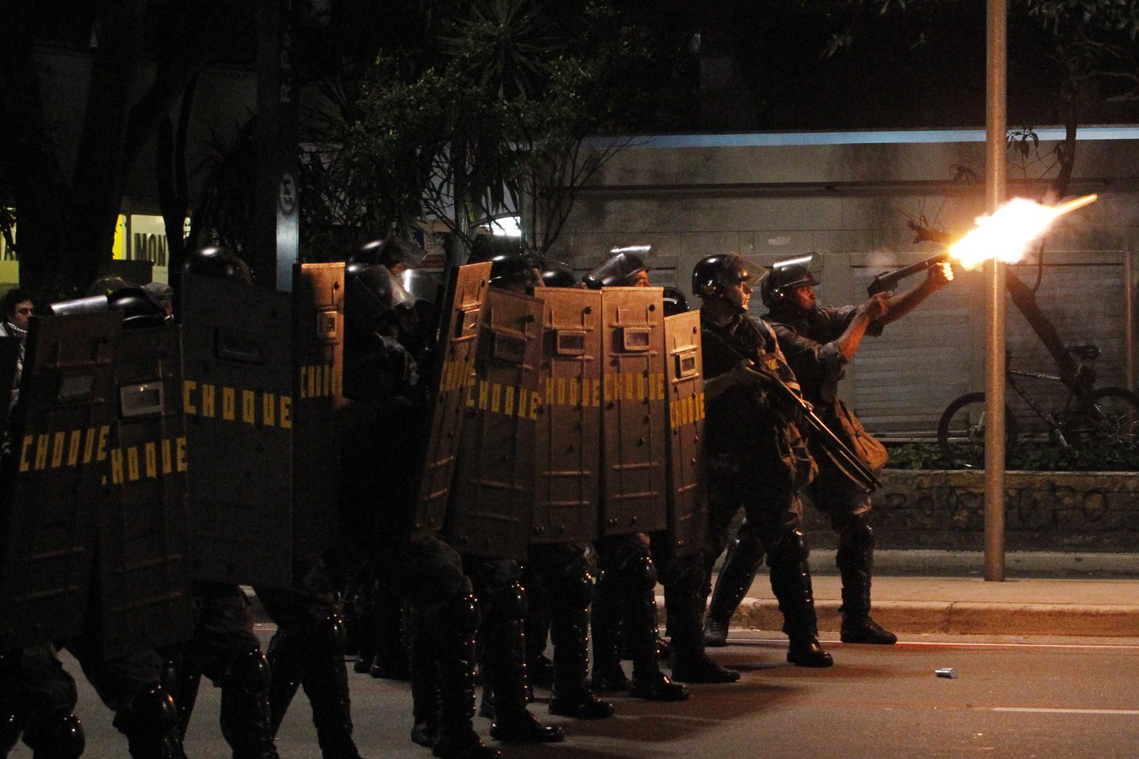 Tropa de choque dispara bombas de efeito moral para dispersar manifestantes na rua da Consolação, em 13 de junho de 2013 — Foto: Michel Filho