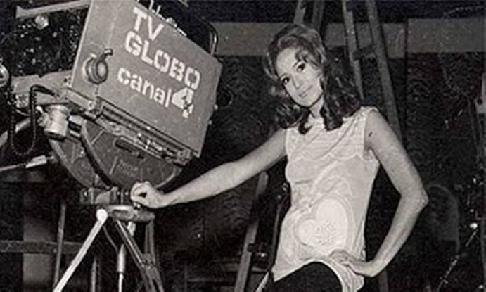 Susana Vieira entre as câmeras de TV, nos bastidores da Globo, na década de 1970; antes, a atriz havia trabalhado em novelas da TV Tupi, da TV Excelsior e da Record