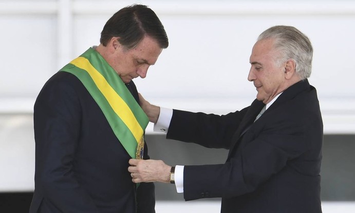 Após ser eleito com 57.797.847 votos, Jair Bolsonaro recebeu a faixa presidencial de Michel Temer em 1º de janeiro