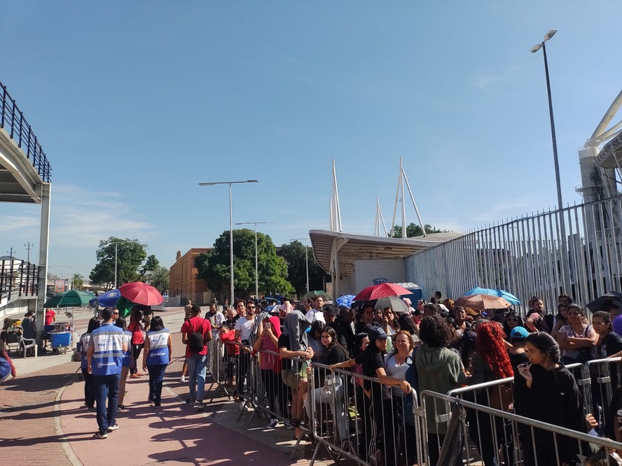 Agentes do Procon-RJ fiscalizam fila no Estádio Nilton Santos