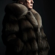 Donald Trump veste casaco sintético. Imagem foi gerada em ferramenta de IA — Foto: Reprodução