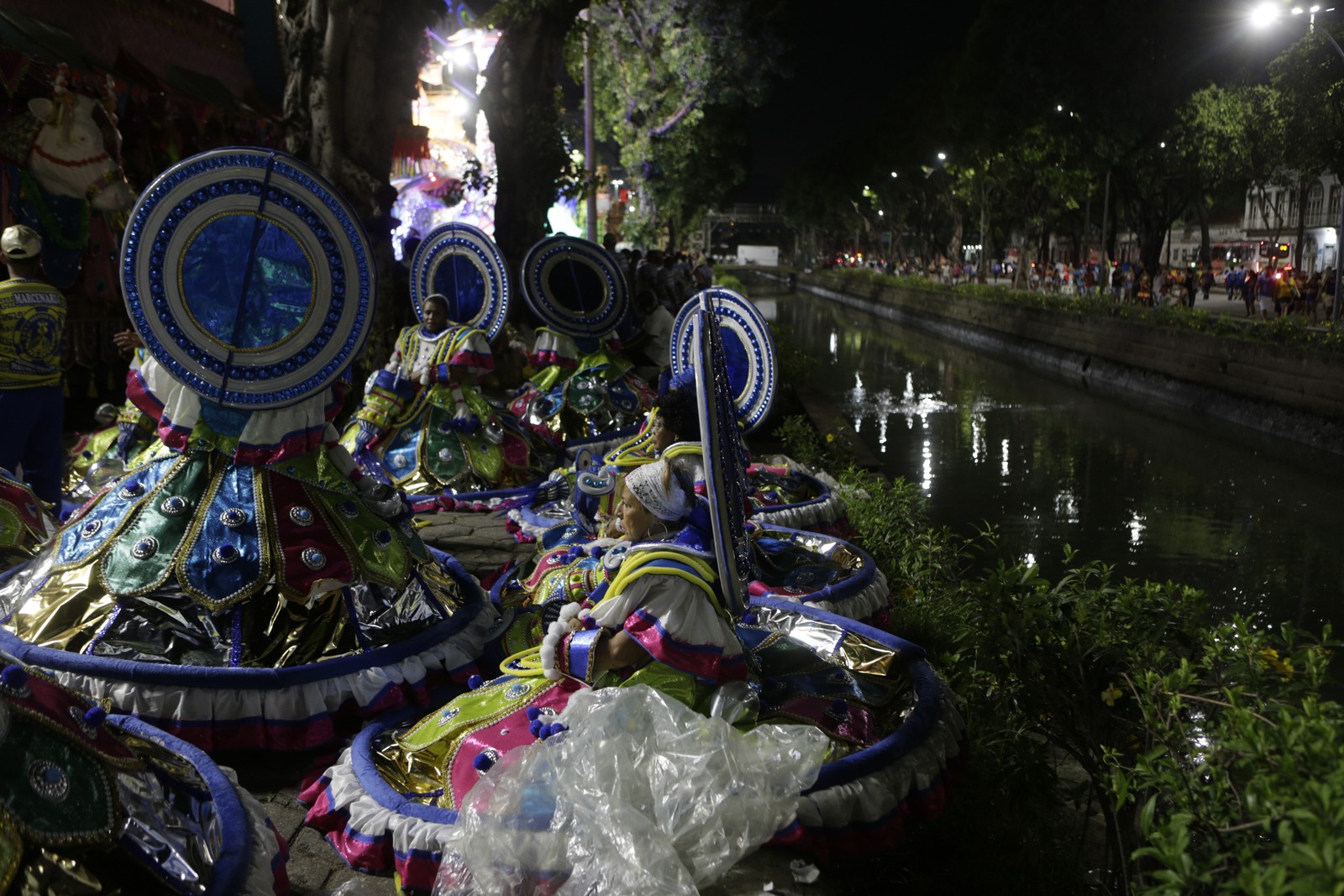 Integrantes da Paraíso da Tuiuti antes do desfile — Foto: Alexandre Cassiano/ Agência O Globo