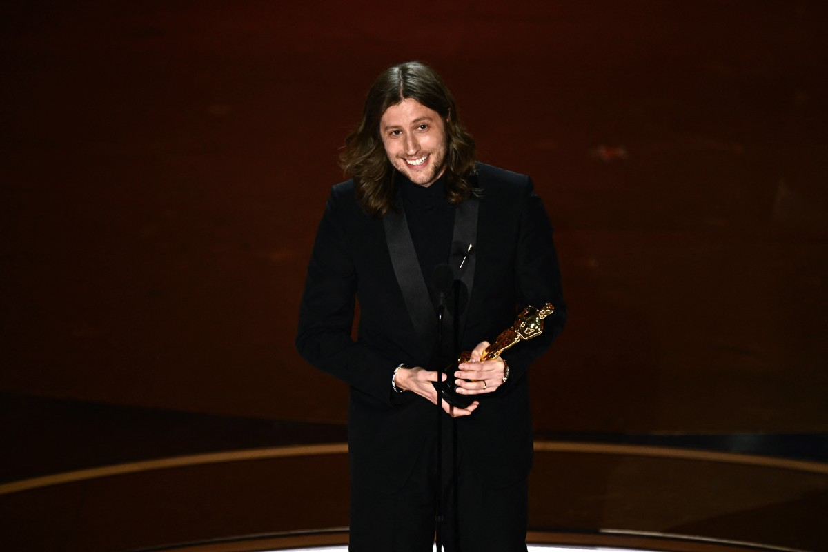 O sueco Ludwig Göransson venceu o prêmio de melhor trilha sonora por seu trabalho em "Oppenheimer" — Foto: AFP