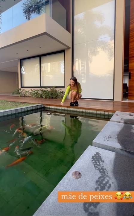 Casa de Jade Picon, do "BBB" 22, tem um lago para carpas. A sister mora de aluguel em uma mansão na Barra da Tijuca, Zona Oeste do Rio — Foto: Reprodução/Redes sociais