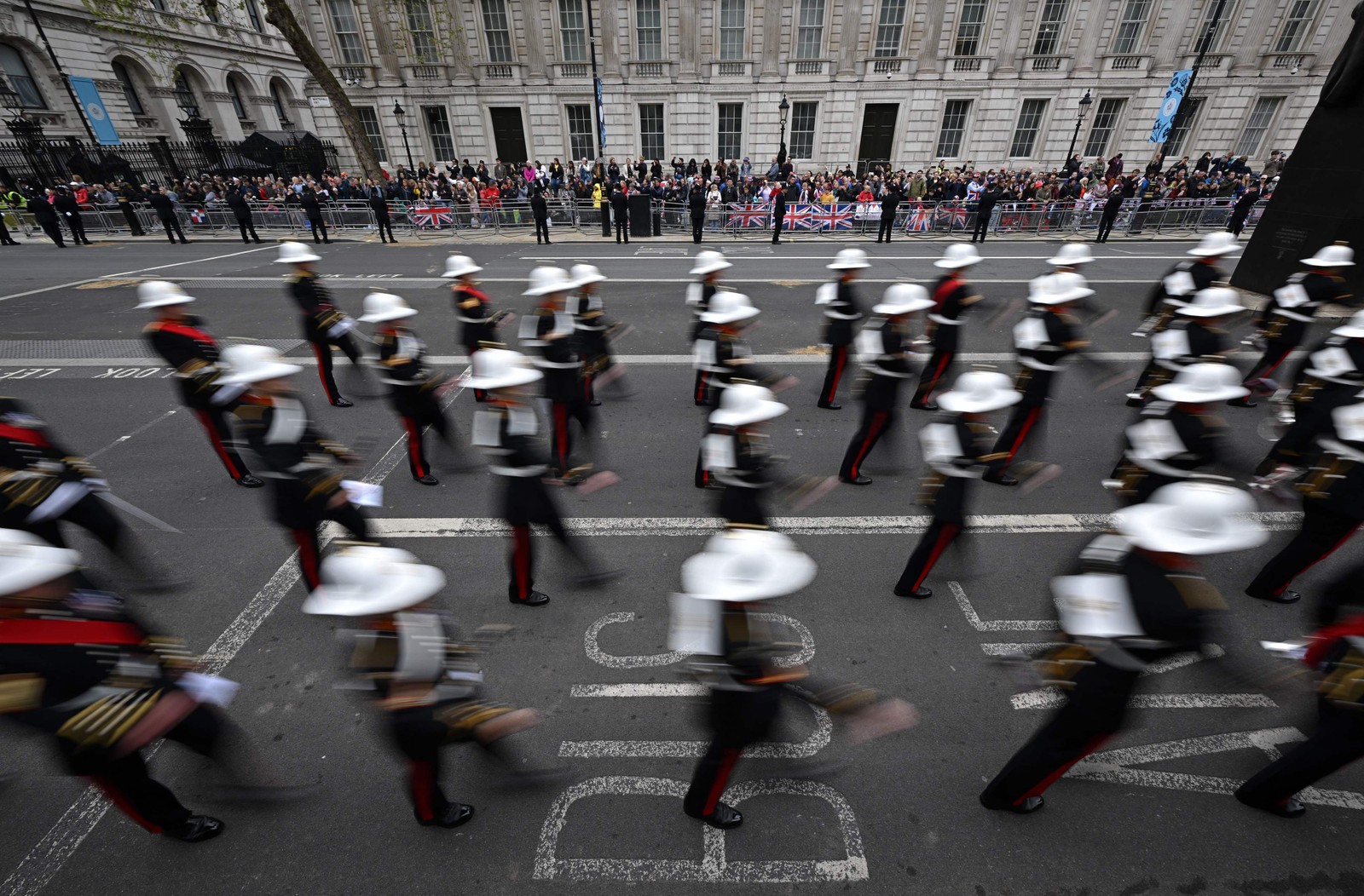 Membros das Forças Armadas britânicas marcham ao longo da rota da "Procissão do Rei", um trecho de dois quilômetros do Palácio de Buckingham à Abadia de Westminster, no centro de Londres, antes da coroação do rei Charles III — Foto: LOIC VENANCE / AFP