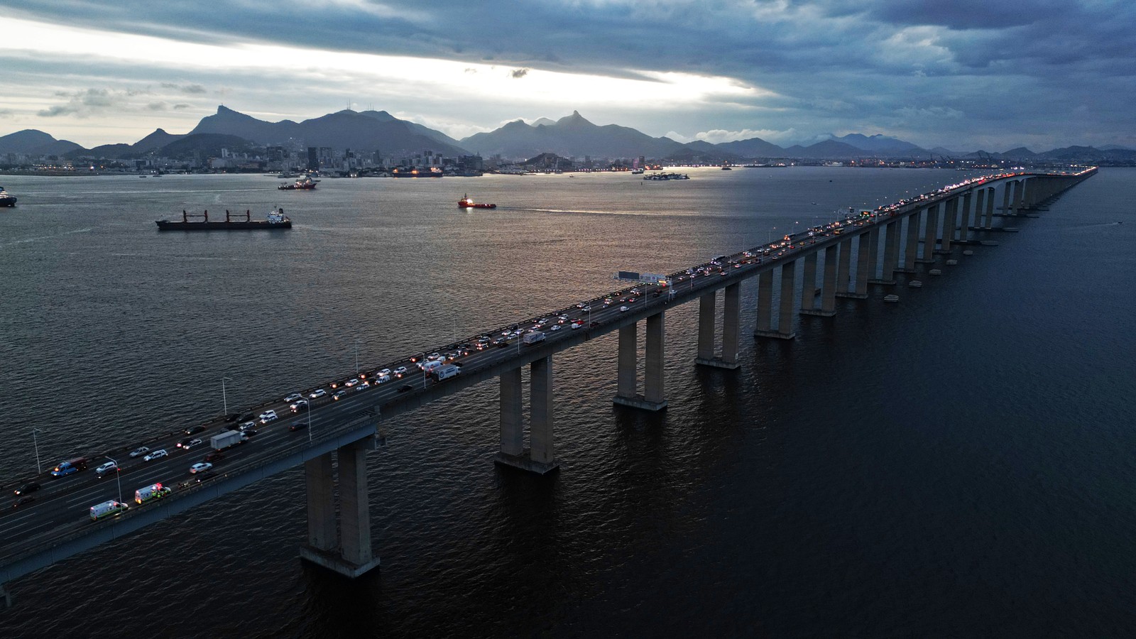 Com 13 km de extensão, a Ponte Rio-Niterói foi inaugurada dia 4 de março de 1974 — Foto: Custódio Coimbra