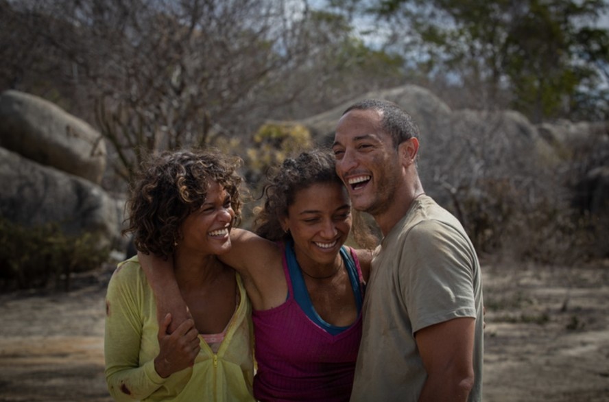 Thainá Duarte, Alice Carvalho e Allan Souza Lima, que interpretam os irmãos Vaqueiro em 'Cangaço novo', série da Prime Video gravada no interior da Paraíba