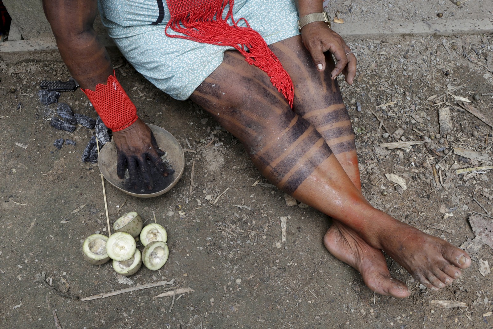 Detalhe do preparo da tinta do fruto de jenipapo, usada pela indígena kayapó Nhãkraxti durante as rodas de conversa e cerimônias festivas -  Foto: Domingos Peixoto / Agência O Globo