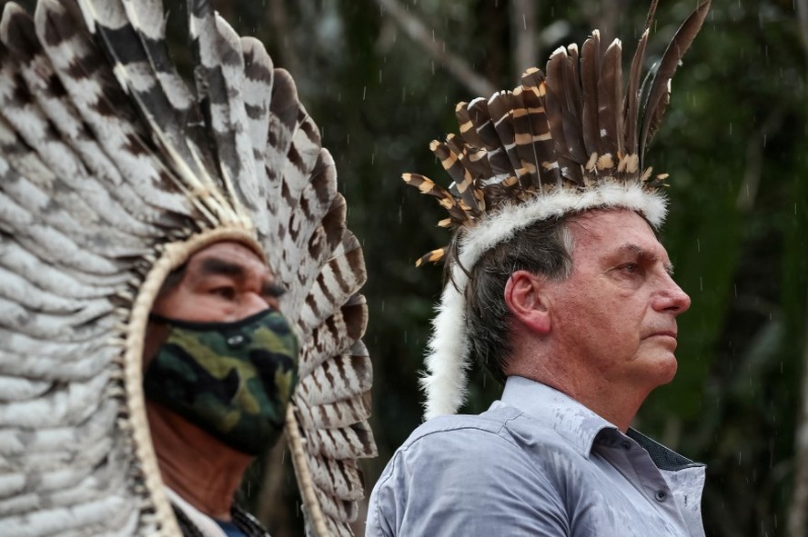 Bolsonaro durante visita a ianomâmis, durante seu governo como presidente