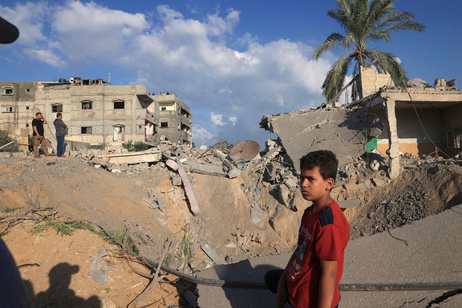No nono dia de guerra entre Israel e Hamas, a Faixa de Gaza está cheia de crateras formadas pelos ataques aéreos — Foto: Said Khatib/AFP
