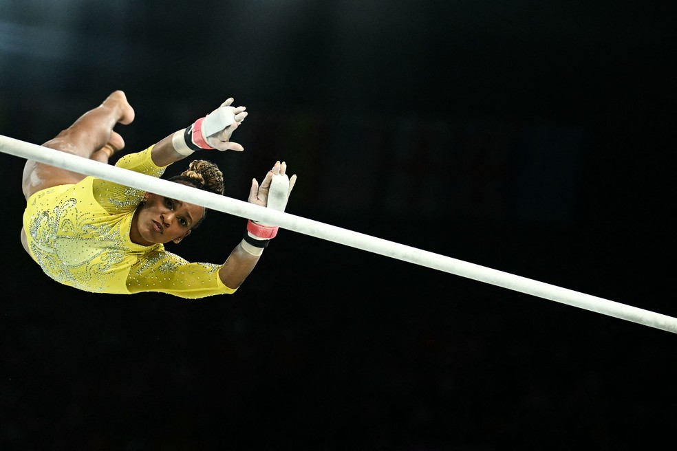 Rebeca Andrade nas barras assimétricas da final individual geral — Foto: Loic VENANCE / AFP