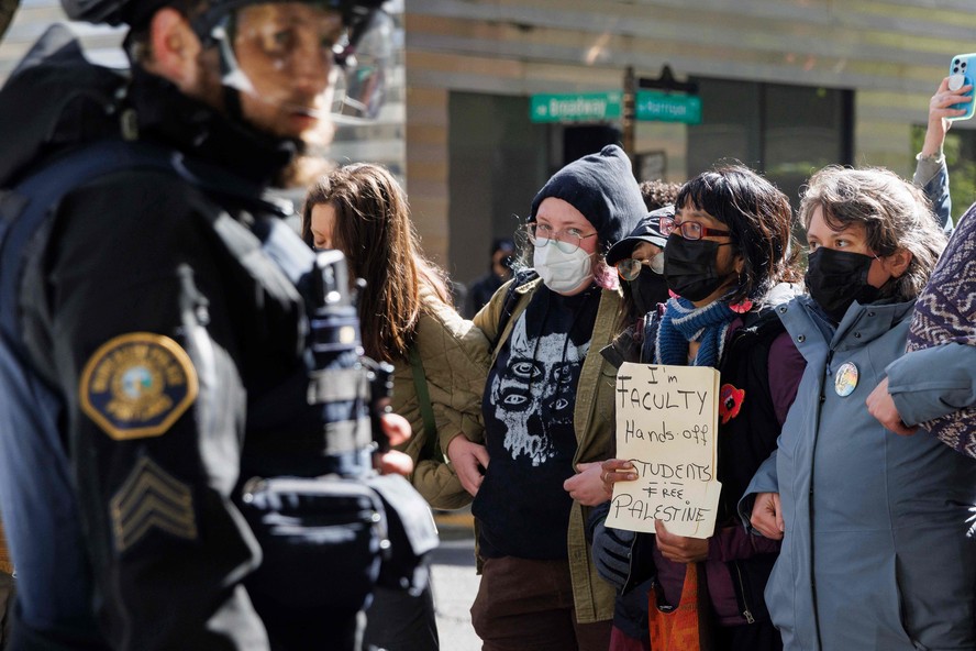 Manifestantes e polícia ficam frente a frente durante protesto pró-Palestina na Universidade Estadual de Portland