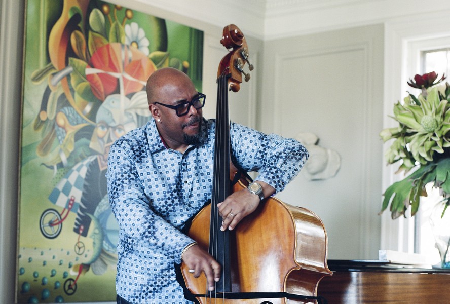 Christian McBride em sua casa em Montclair, Nova Jersey, em 8 de fevereiro de 2023