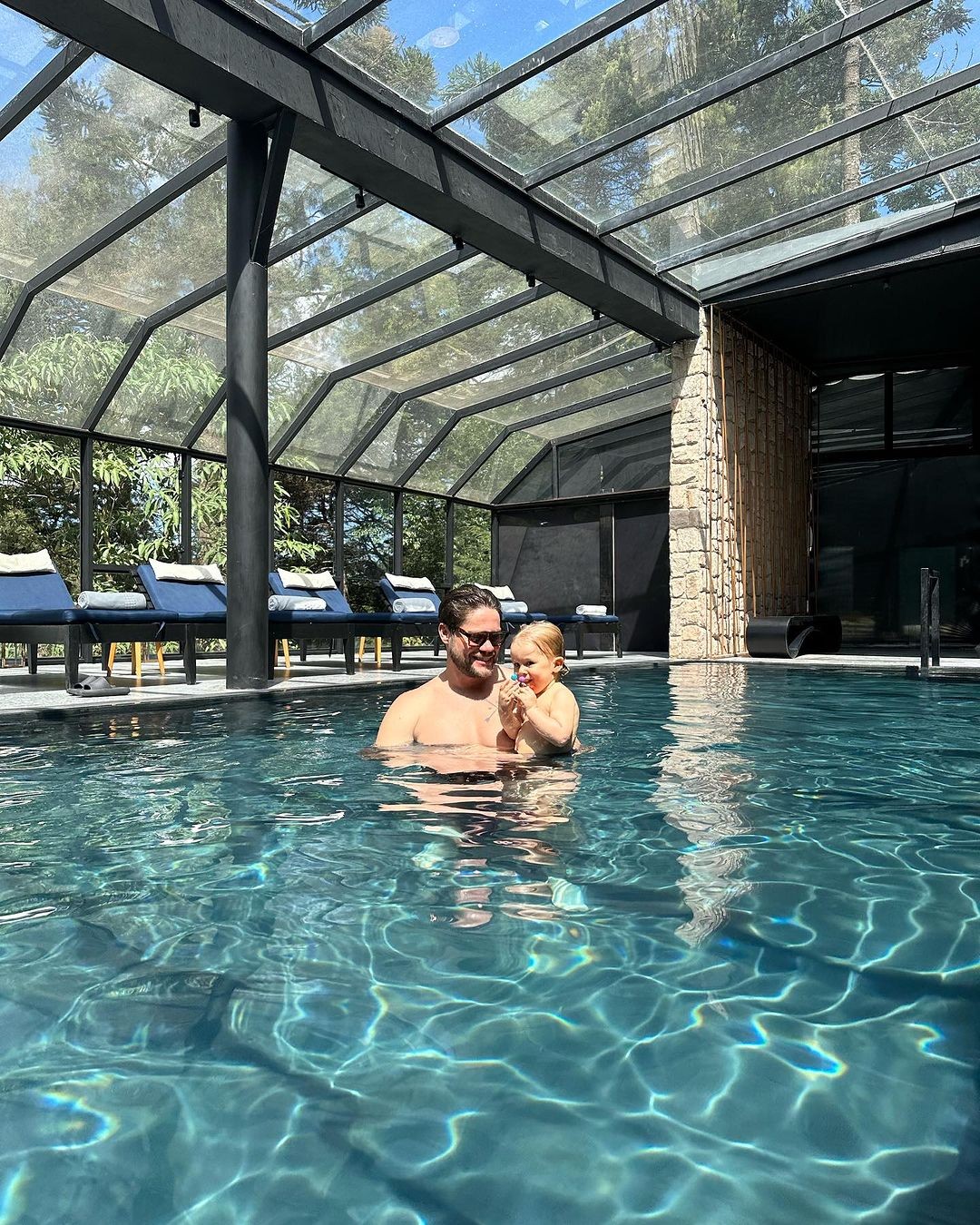 Breno Simões com o filho no Hotel Hort, em Campos do Jordão — Foto: Reprodução Instagram