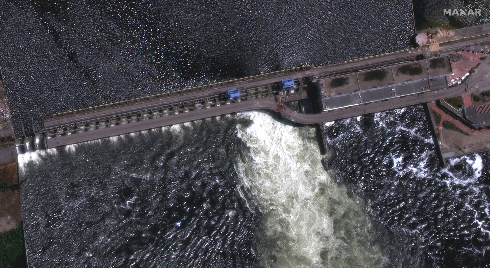 Explosão destrói barragem de Nova Kakhovka na Ucrânia — Foto: AFP