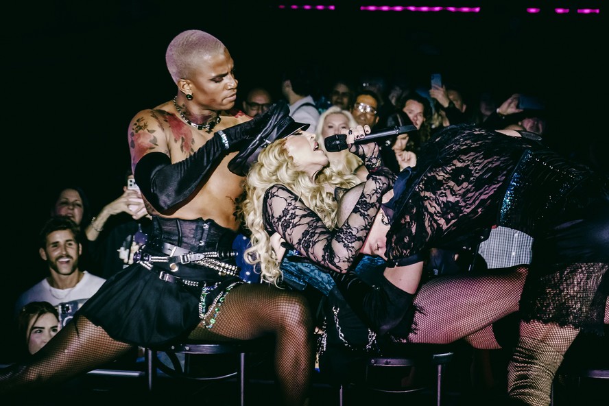 Madonna e bailarino em sua 'Celebration tour'