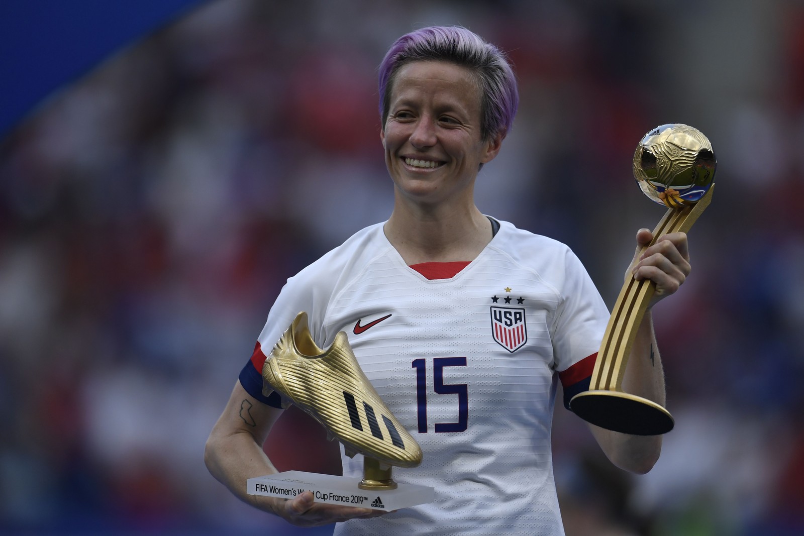 Artilheira e Bola de Ouro da última Copa, no próximo ano Megan Rapinoe deve se despedir do Mundial — Foto: CHRISTOPHE SIMON / AFP