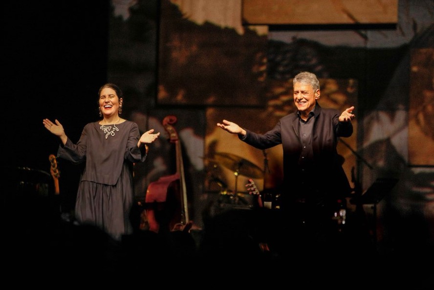 Os cantores Chico Buarque e Mônica Salmaso, no show 'Que tal um samba?'
