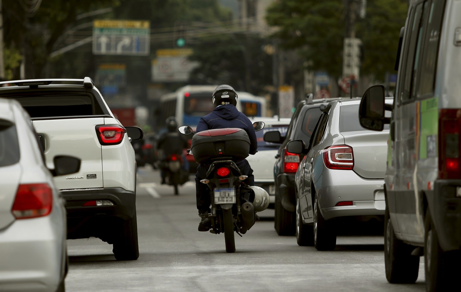 Motociclistas usam corredor entre duas faixas para trafegar na Avenida Salvador de Sá,  no Estácio — Foto: Fabiano Rocha / Agência O Globo