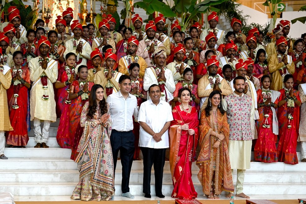 Casamento comunitário na Índia — Foto: AFP