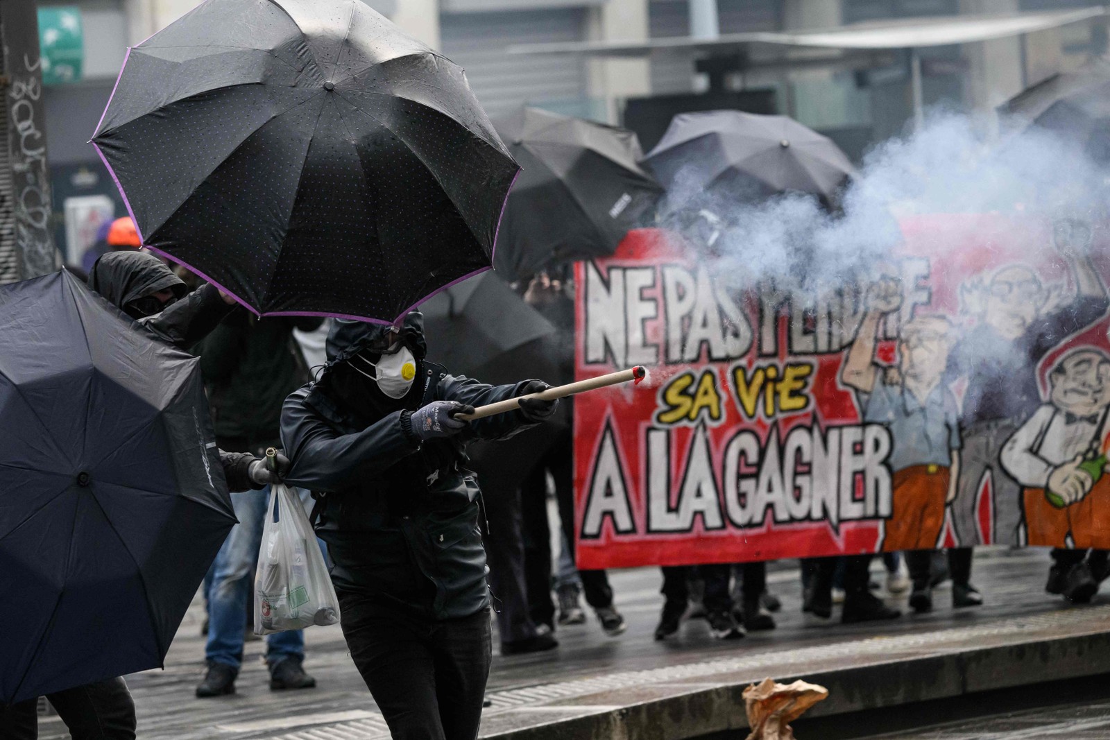 Manifestante dispara um morteiro contra a forças policiais durante uma manifestação em Nantes, oeste da França — Foto: LOIC VENANCE / AFP