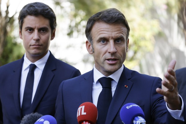 O presidente da França Emmanuel Macron (D) e o ministro da Educação Gabriel Attal