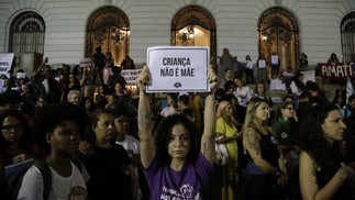 Protesto contra a PL 1904 no Rio de Janeiro - Manifestação na Cinelândia contra a PL 1904 que criminaliza a mulher que fizer aborto com penas mais duras que a do estuprador. — Foto: Domingos Peixoto / Agência O Globo