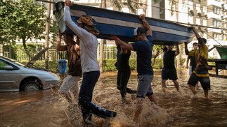 Pessoas participam de operações de resgate em Porto Alegre após tempestades torrenciais no sul do estado do Rio Grande do Sul. — Foto: Carlos FABAL / AFP