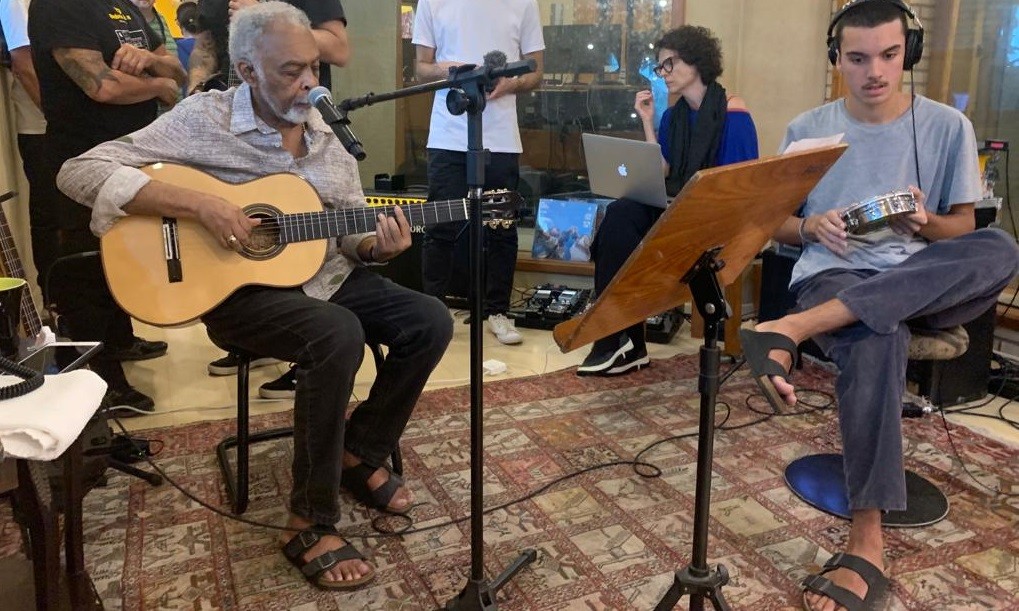 Gilberto Gil e o neto Bento fazem dueto em 'Metáfora' no ensaio do show 'Nós a gente' — Foto: Maria Fortuna