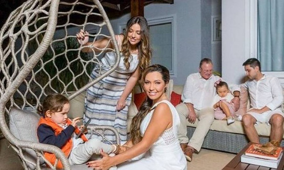 Karinah (agachada) com a família: os filhos mais velhos são frutos de relacionamentos anteriores, e os gêmeos são frutos do casamento atual com o empresário Diether Werninghaus (ao fundo, à esquerda) Foto: Reprodução / Instagram — Foto: Reprodução/Instagram