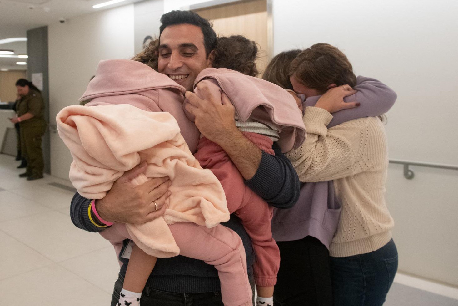 Reféns israelenses encontram a família após mais de um mês com o Hamas — Foto: AFP / Exército de Israel