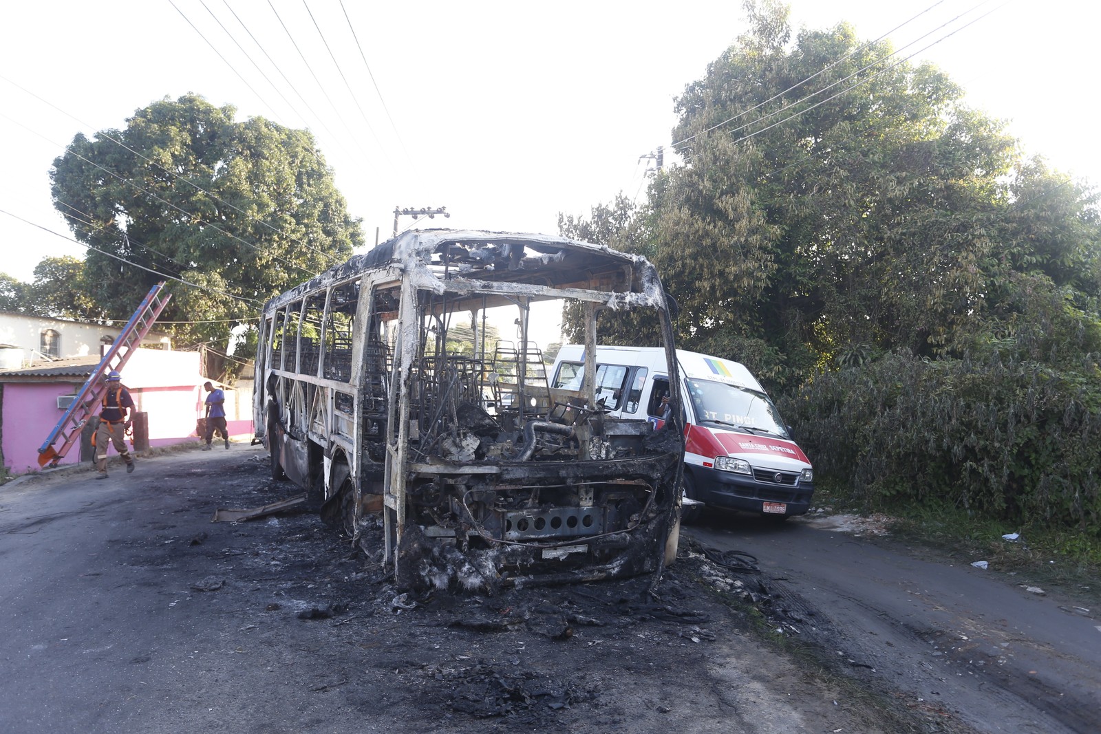 A carcaça de um ônibus incendiado em Pedra de Guaratiba — Foto: Fabiano Rocha/Agência O Globo