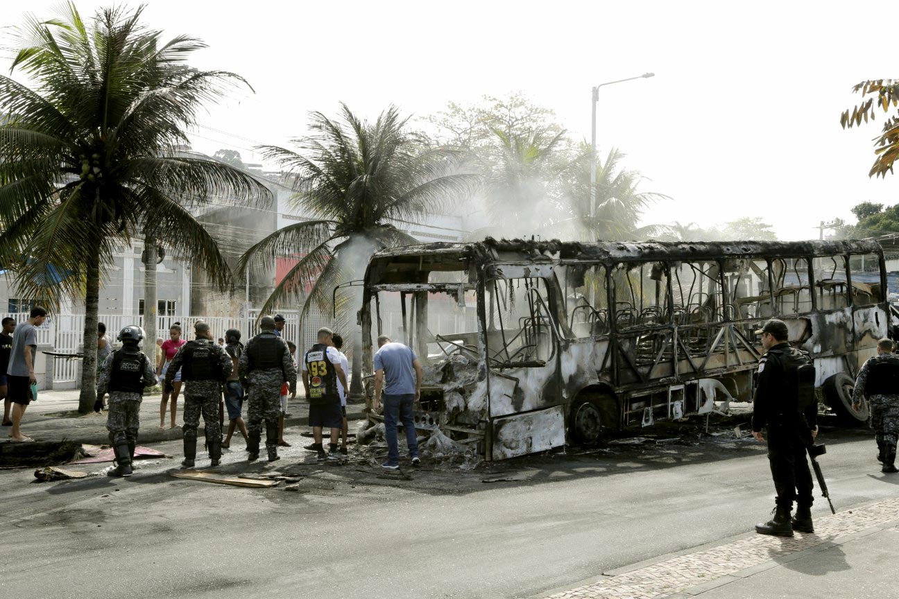 Ônibus incendiado na Ilha do Governador, próximo ao Aeroporto do Galeão. Houve tiroteio entre criminosos e policiais militares e uma menina de 5 anos morreu. — Foto: Domingos Peixoto / Agência O Globo