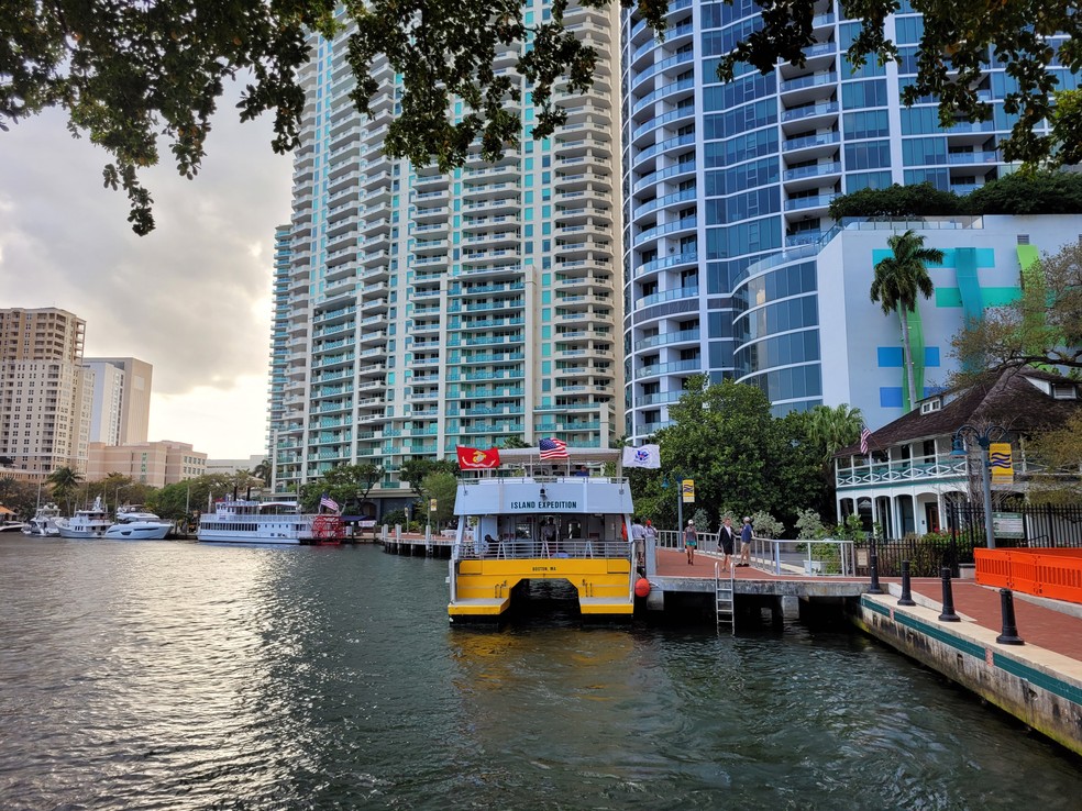 Barco de passeios turísticos no New River, o rio que corta Fort Lauderdale, na Flórida — Foto: Eduardo Maia