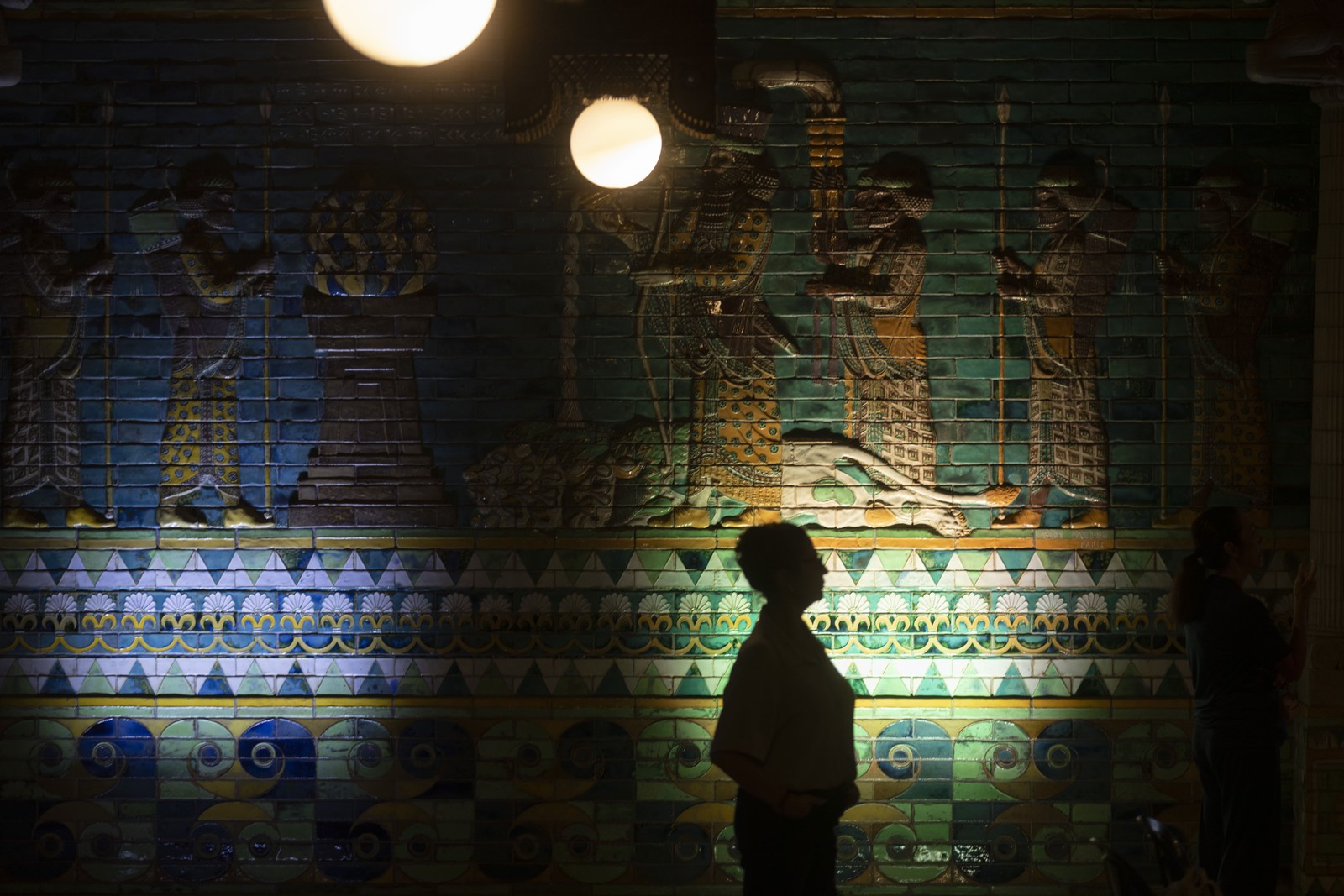 Detalhes das paredes do Salão Assyrio do Theatro Municipal, formada por desenhos do Egito Antigo. — Foto: Márcia Foletto / Agência O Globo